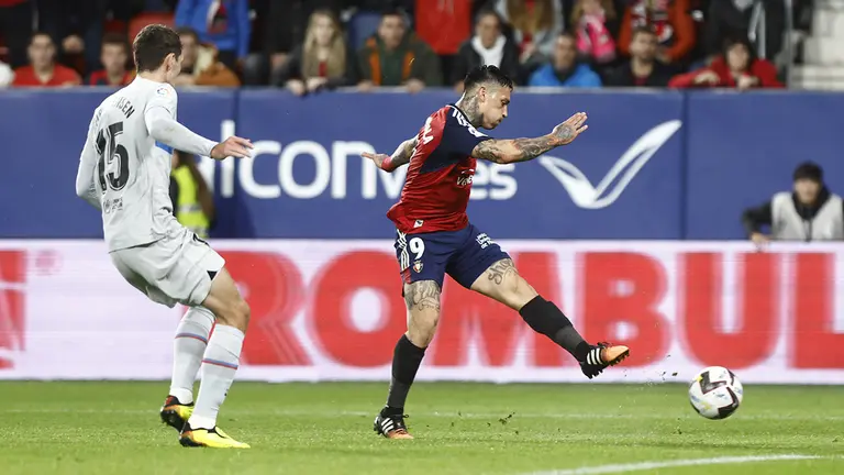 Chimy Ávila busca el disparo sobre la portería del Barcelona. CA Osasuna.