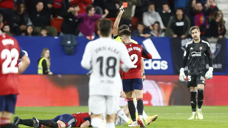 Gil Manzano muestra la roja a Lewandovski por agresión a David García. CA Osasuna.