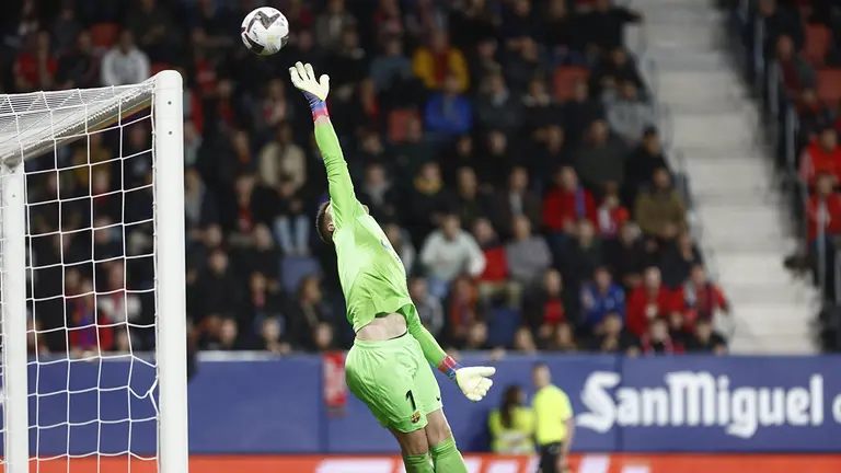 Ter Stegen saca con la mano un chutazo lejano de Chimy Ávila. CA Osasuna.