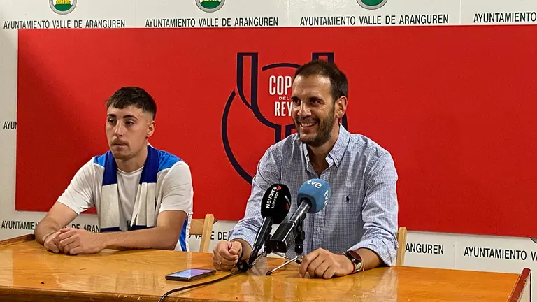 El entrenador del CD Fuentes, Ivan Ballestero, en rueda de prensa tras eliminar al Amigó en Mutilnova. @cdamigo