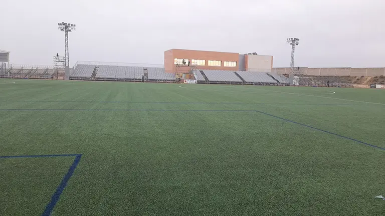 Campo de hierba artificial y gradas supletorias en el nuevo San Miguel. @CDFuentesOf