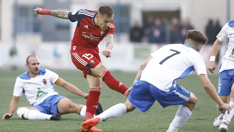 Rubén Peña dispara sobre la portería del Fuentes. CA Osasuna.