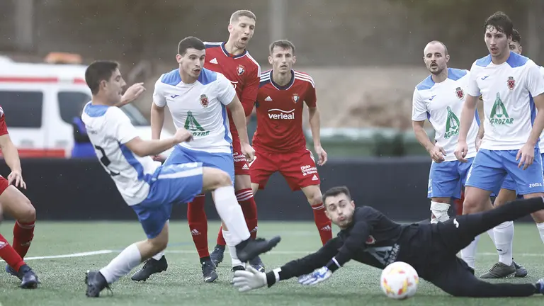 Jugada de peligro ante la portería del Fuentes. CA Osasuna.