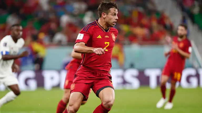 César Azpilicueta controla el balón en el partido España - Costa Rica en Qatar. Sefutbol.