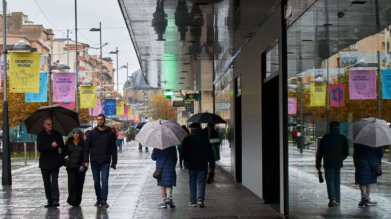 Día de lluvia y paraguas en Pamplona. IÑIGO ALZUGARAY