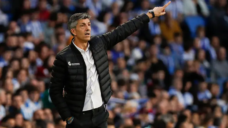 El entrenador de la Real Sociedad, Imanol Alguacil, da instrucciones a sus jugadores en el partido de LaLiga en el estadio Reale Arena. EFE/ Javier Etxezarreta