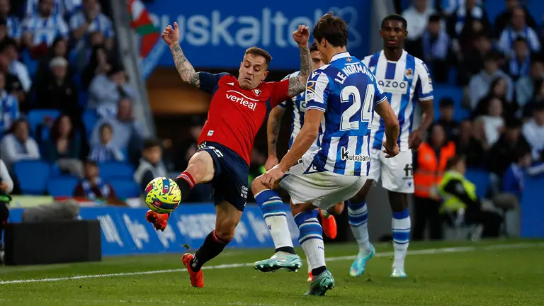 El defensa de Osasuna Rubén Peña (i) pelea un balón con el defensa francés de la Real Sociedad Robin Le Normand en en el estadio Reale Arena. EFE/ Javier Etxezarreta