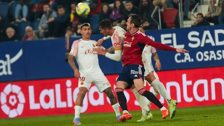 Partido entre CA Osasuna y RCD Mallorca disputado en el estadio de El Sadar. IÑIGO ALZUGARAY