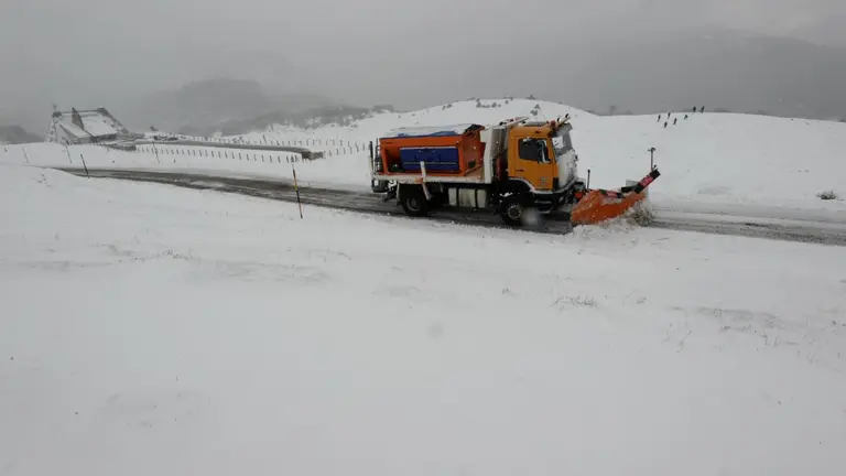 Una máquina quitanieves trabaja en la zona de Belagua (Navarra). EFE/Jesús Diges