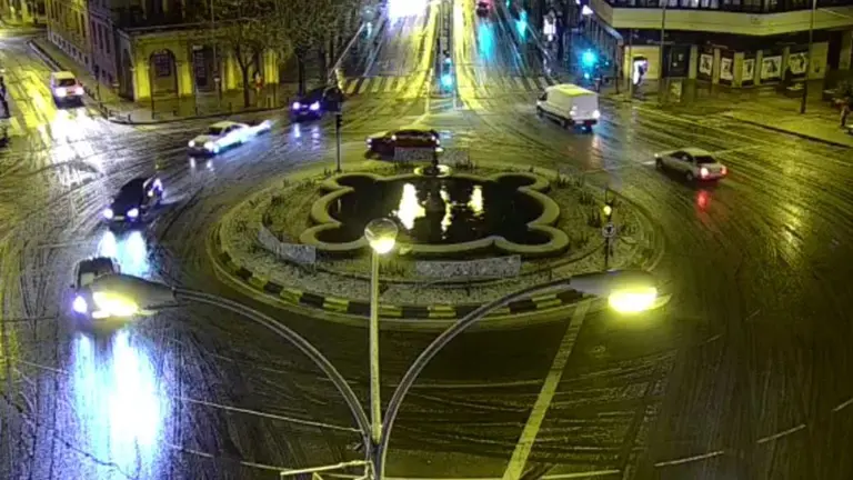 La circulación en Pamplona a primera hora de la mañana durante la primera nevada del año 2023. POLICÍA MUNICIPAL