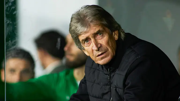Manuel Pellegrini en el banquillo del Betis. Joaquin Corchero / AFP7 / Europa Press.