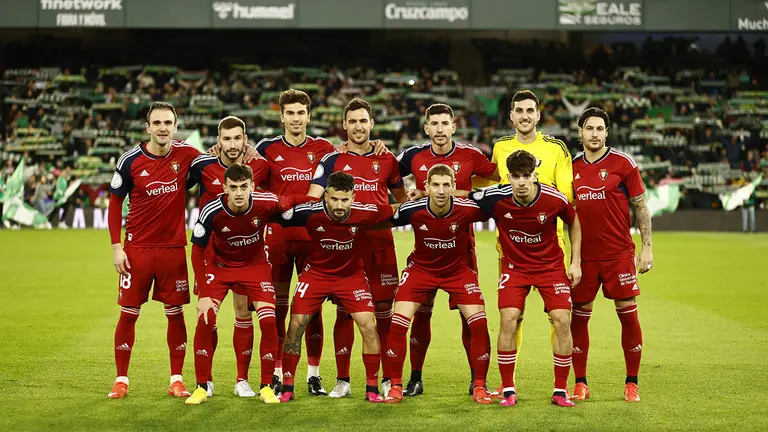 Equipo titular de Osasuna ante el Betis en el estadio Benito Villamarín. CA Osasuna.