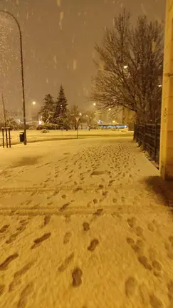 Este jueves se han acumulado hasta 10 centímetros de nieve en Pamplona. LUCÍA VALERO