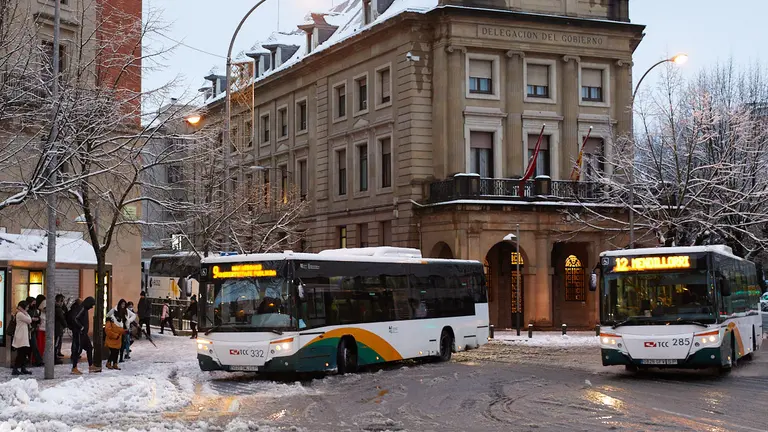 Dos villavesas en una Pamplona nevada. IÑIGO ALZUGARAY / ARCHIVO