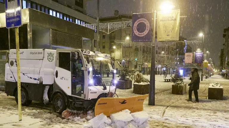 Un quitanieves circula por las calles de Pamplona - EDUARDO SANZ - EUROPA PRESS