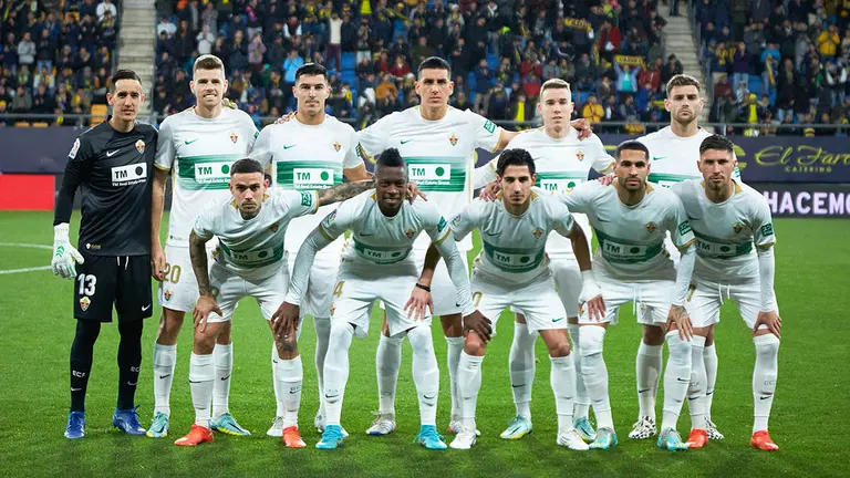 Equipo titular del Elche CF ante el Cádiz en el Nuevo Mirandilla. Joaquin Corchero / AFP7 / Europa Press.