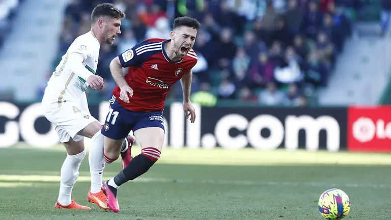 Kike Barja recibe un pisotón del jugador del Elche Carmona. CA Osasuna.