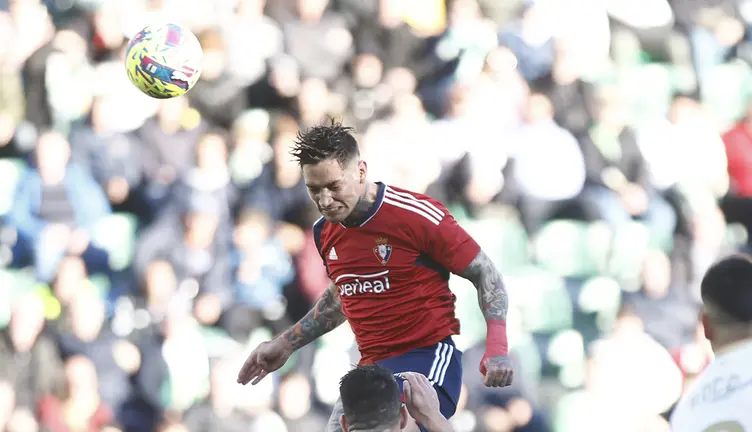 Cabezazo poderoso de Chimy Ávila para marcar el primer gol en Elche. CA Osasuna.