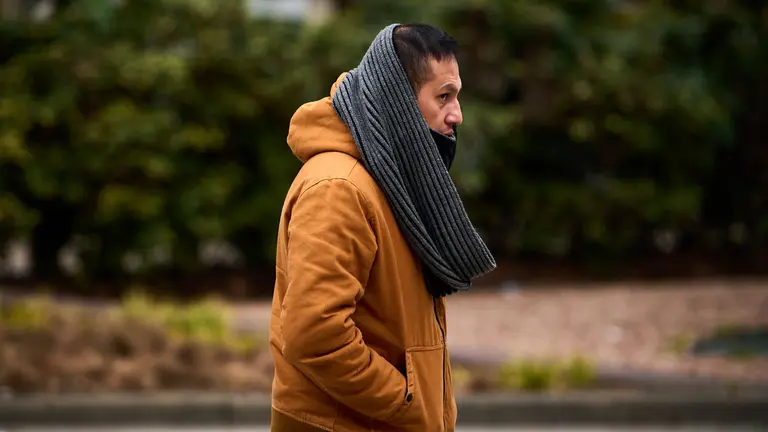 Una persona camina por las calles de Pamplona durante una mañana de frío. PABLO LASAOSA / ARCHIVO