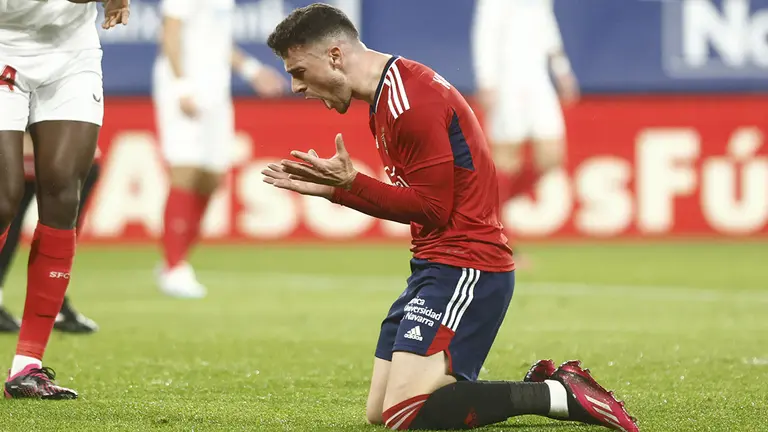 Kike Barja se lamenta tras un remate de cabeza ante el Sevilla. CA Osasuna.