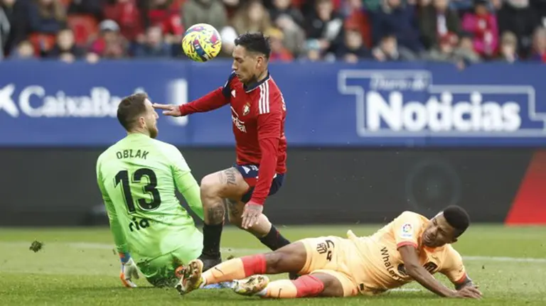 Chimy Ávila en la boca de gol ante Oblak. CA Osasuna.
