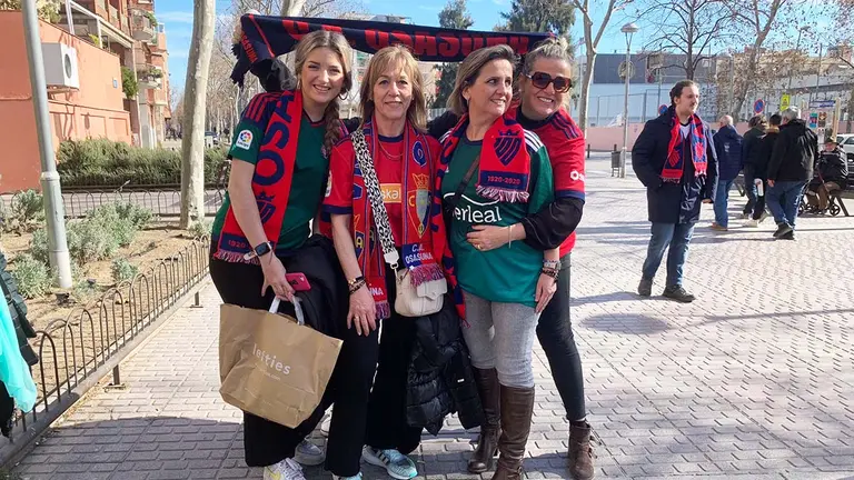 Las aficionadas rojillas, ilusionadas ante el RCD Espanyol en Barcelona. Cedida.