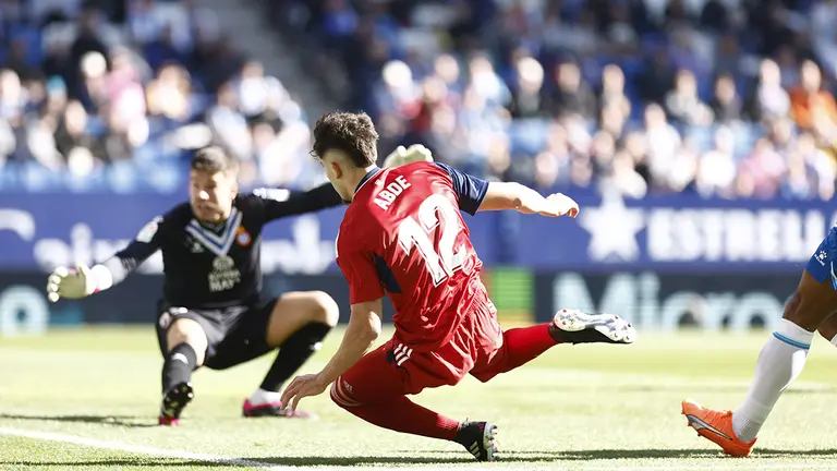Ez Abde en acción ante la portería del espanyol. CA Osasuna.