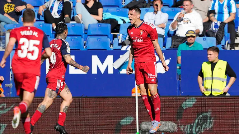 El delantero del Osasuna Ante Budimir (d) celebra su gol durante el partido de primera división de LaLiga que enfrentó al Espanyol y el Osasuna en el estadio Cornellà-El Prat. EFE/ Alejandro García