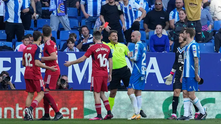 El árbitro muestra la tarjeta roja tras la segunda tarjeta amarilla a Abde Ezzalzouli (i), del Osasuna, durante el partido de primera división de LaLiga que enfrentó al Espanyol y el Osasuna en el estadio Cornellà-El Prat, este sábado. EFE/ Alejandro García