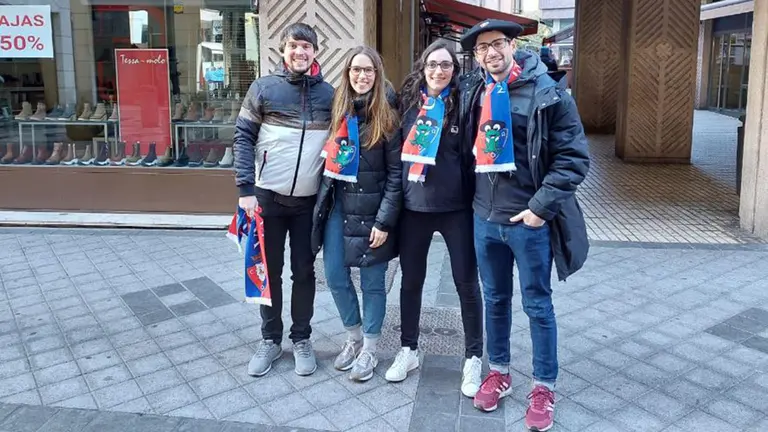 Gorka, Andrea, Lorea e Iker con sus bufandas de Osasuna en Valladolid. Cedida.