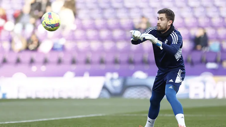 El portero Aitor Fernández, calentando en el estadio José Zorilla. CA Osasuna.
