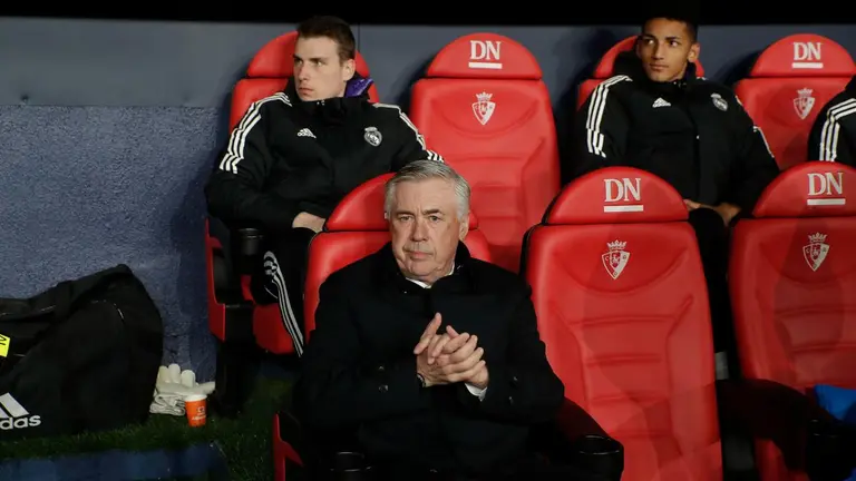 El técnico italiano del Real Madrid, Carlo Ancelotti, durante el encuentro que disputan hoy sábado frente a Osasuna. EFE / Villar López.