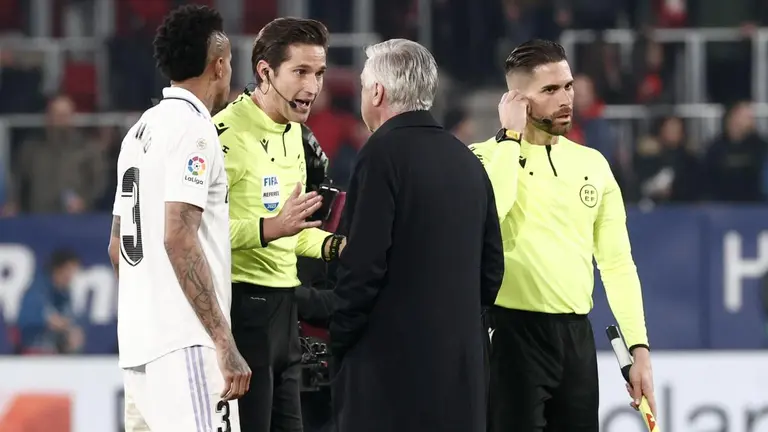 El técnico italiano del Real Madrid, Carlo Ancelotti, protesta al colegiado Munuera Montero al termino del primer tiempo del encuentro correspondiente a la jornada 22 de primera división que disputaron Osasuna y Real Madrid en el estadio El Sadar de Pamplona. EFE / Jesús Diges.