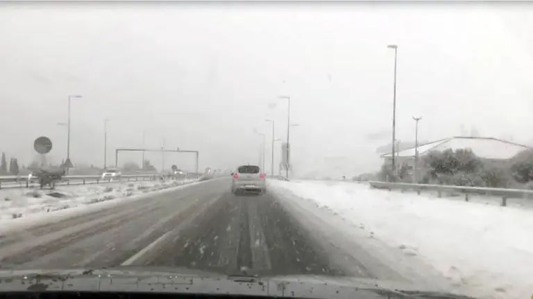 Autovía A-12 a su paso por el alto de El Perdón, nevado.