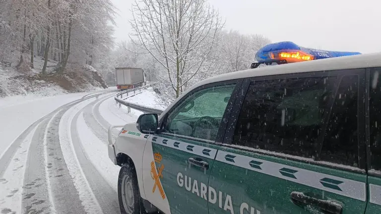 El camión reemprende la marcha tras ser auxiliado por la Guardia Civil.