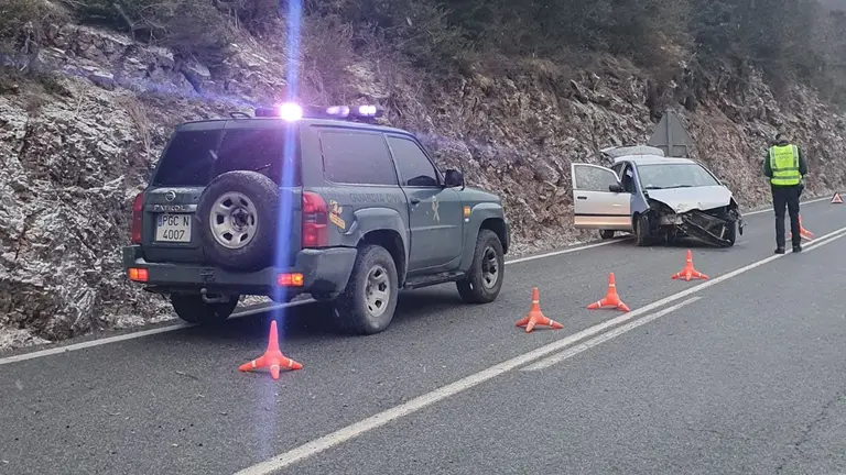 Agentes de la Guardia Civil atienden un accidente en Navascués. GUARDIA CIVIL