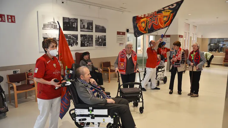 Trabajadores y residentes de la Meca con camisetas, bufandas y bandera de Osasuna. Casa de Misericordia de Pamplona.