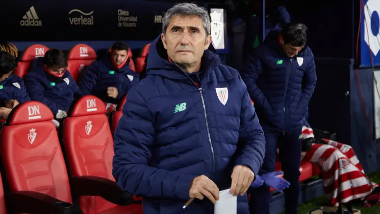 Ernesto Valverde (entrenador Athletic Club) durante el partido de ida de la semifinal de la Copa del Rey entre CA Osasuna y Athletic Club disputado en el estadio de El Sadar. IÑIGO ALZUGARAY