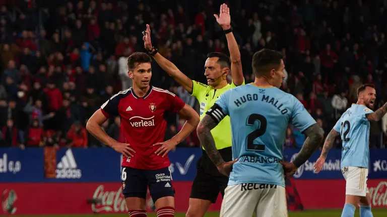 Lucas Torró (6. CA Osasuna), José María Sánchez Martínez (árbitro del partido) y Hugo Mallo (2. RC Celta) durante el partido de la Liga Santander entre CA Osasuna y RC Celta disputado en el estadio de El Sadar en Pamplona. IÑIGO ALZUGARAY