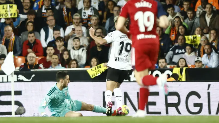 Sergio Herrera toca el balón con el pie en un contrataque del Valencia. CA Osasuna.