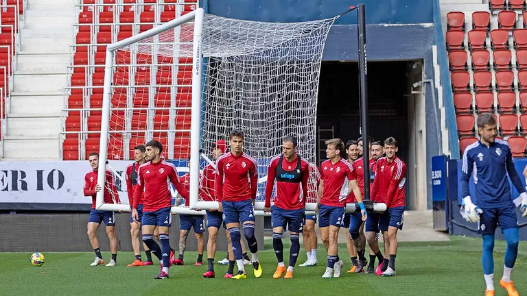 Los jugadores trasladan una portería en El Sadar. CA Osasuna.