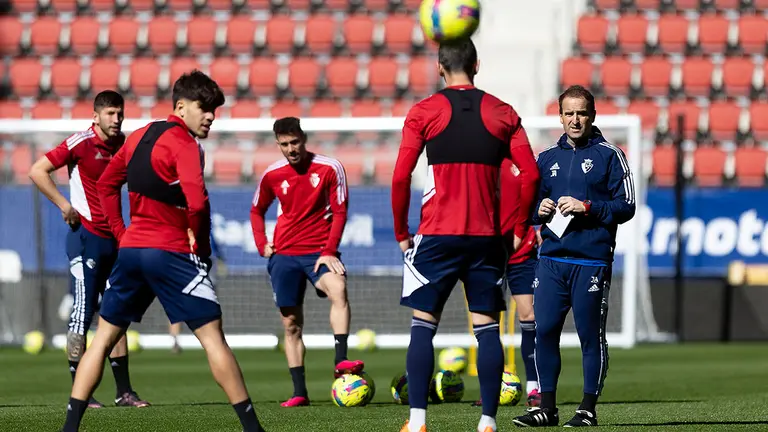 Jagoba Arrasate observa el entrenamiento de su equipo en El Sadar. CA Osasuna.