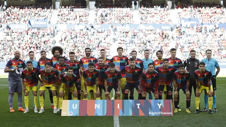 Osasuna y Villarreal posan juntos contra el racismo en El Sadar. CA Osasuna.