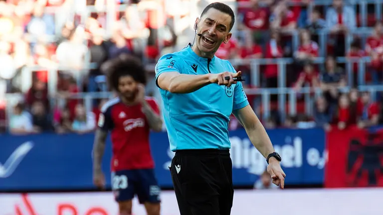 Alejandro Muñiz Ruiz (árbitro del partido) durante el partido de la Liga Santander entre CA Osasuna y Villarreal CF disputado en el estadio de El Sadar en Pamplona. IÑIGO ALZUGARAY