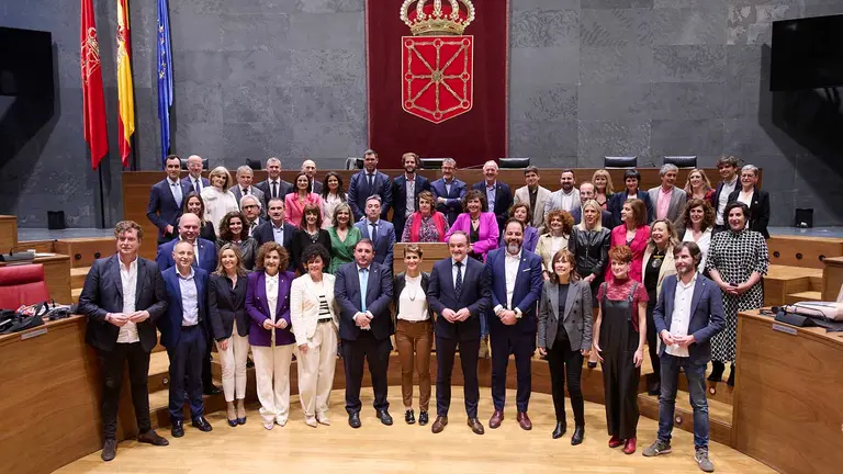 Foto de familia del pleno del Parlamento de Navarra tras la última sesión de la legislatura 2019-2023.