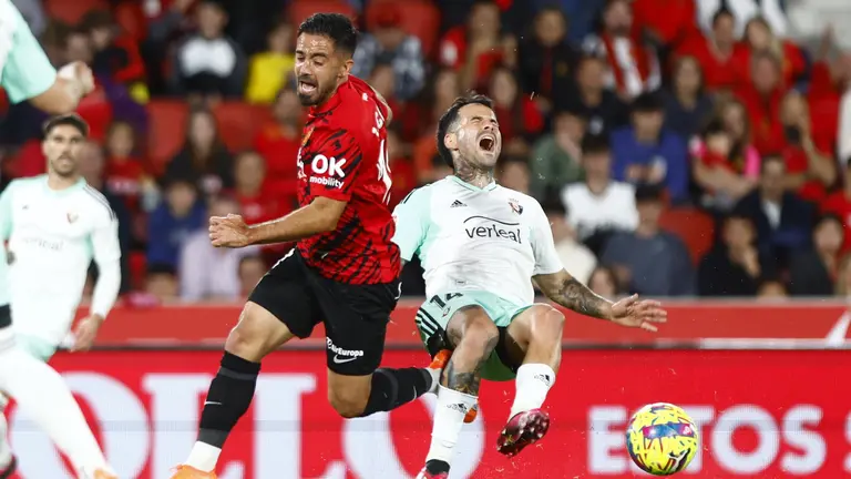 Rubén García se duele de una dura entrada de Jaume Costa. CA Osasuna.