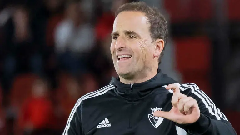 El técnico de Osasuna, Jagoba Arrasate, durante el encuentro correspondiente a la jornada 27 de primera división que disputan hoy viernes frente al Real Mallorca en estadio Mallorca Son Moix. EFE/CATI CLADERA.