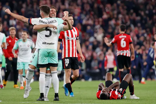 Los jugadores de Osasuna celebran su pase a la final de la Copa del Rey tras ganar el partido de vuelta de semifinales de la competición al Athletic Club de Bilbao este martes en San Mamés, los rojiblancos muestran su desolación en el campo de juego. EFE/ Luis Tejido