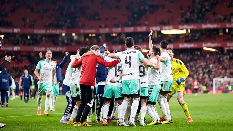 Los jugadores de Osasuna celebran el pase a la final de la Copa del Rey en Bilbao. Europa Press.