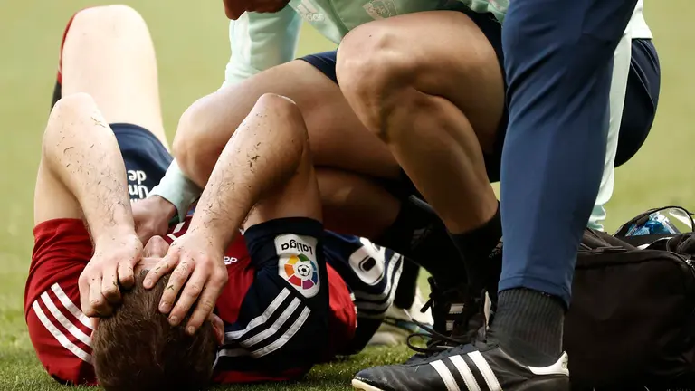 El centrocampista serbio de Osasuna Darko Brasanac, se duele durante el partido de la jornada 28 LaLiga Santander contra el Elche, este sábado en el estadio El Sadar en Pamplona. EFE/ Jesús Diges